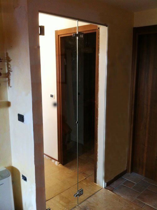 porta a vetri in un ufficio