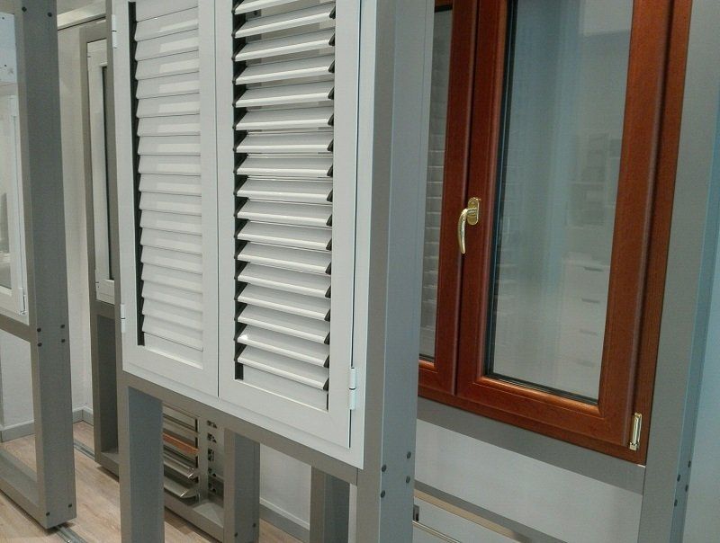 finestra in pvc e persiana bianca