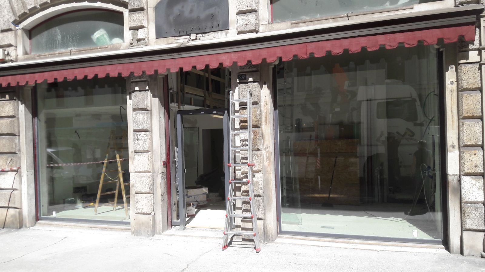 sostituzione della porta di un negozio