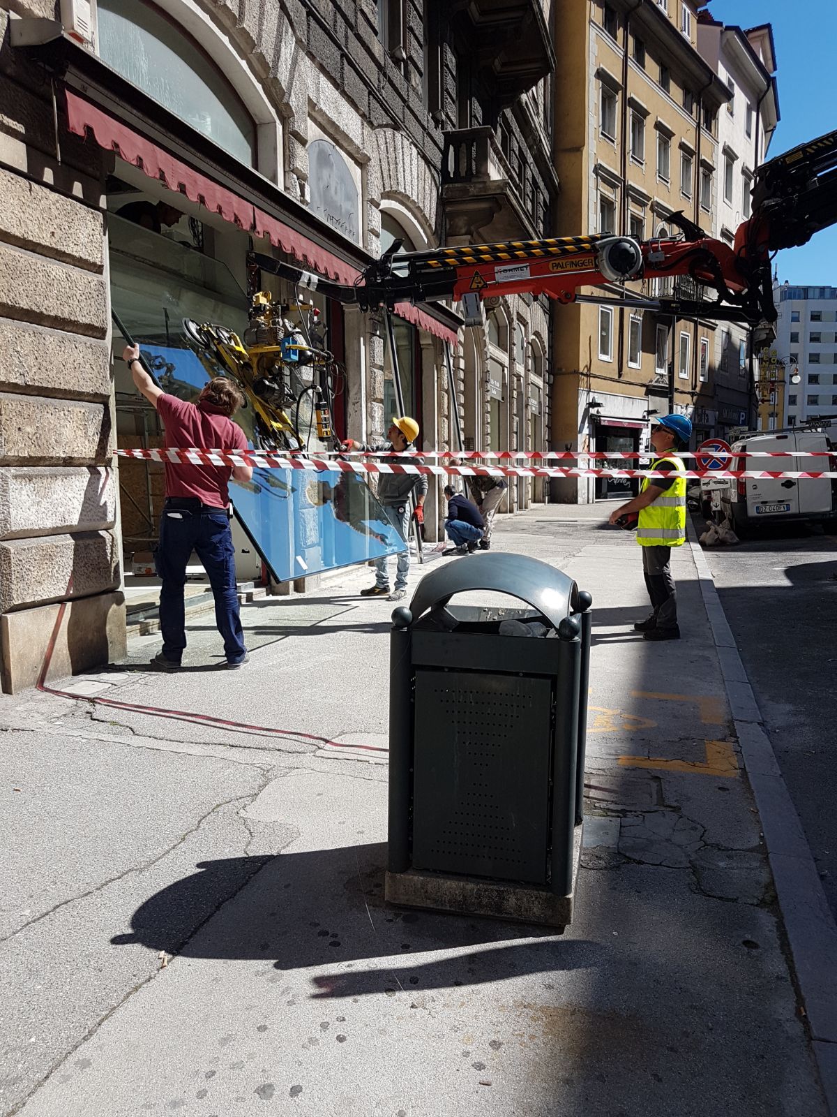 sostituzione della vetrina di un negozio