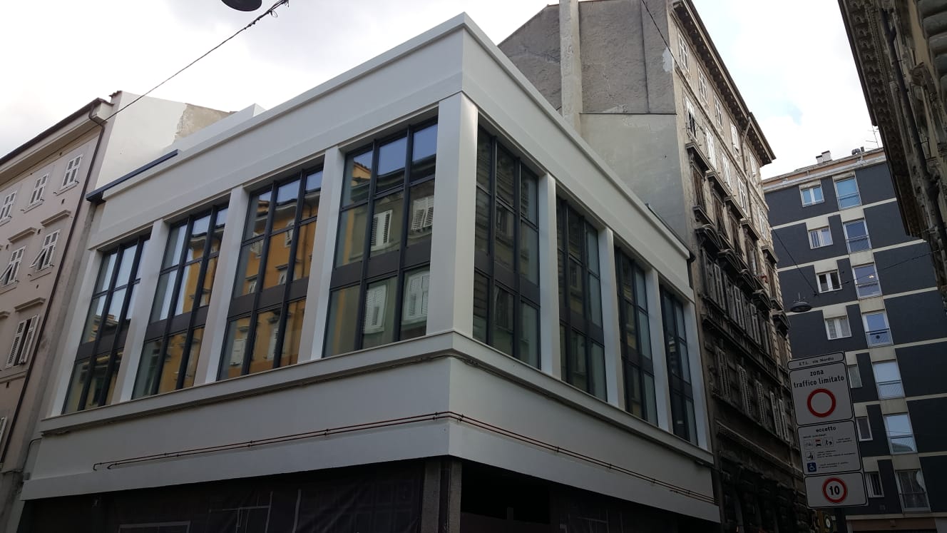 edificio con ampie finestre