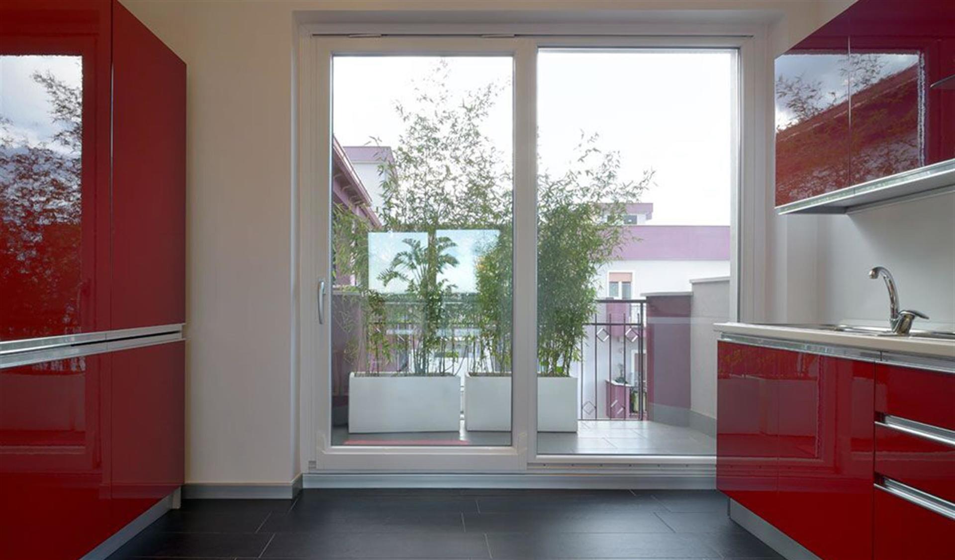 porta finestra bianca con ante scorrevoli