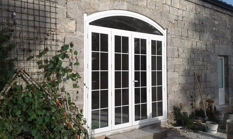 porta finestra bianca con grata decorativa