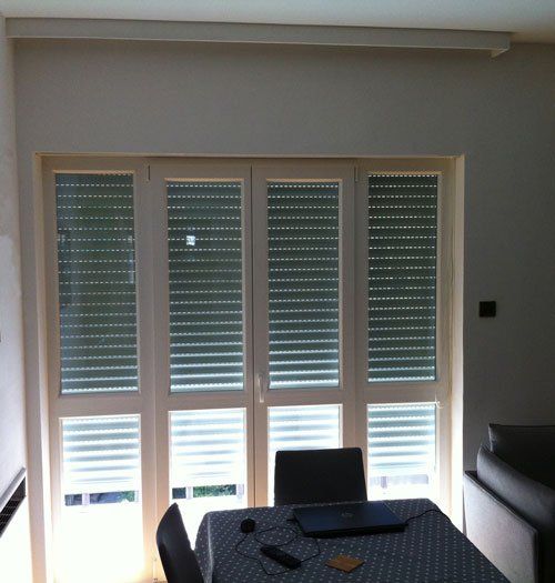 porta finestra con tapparella abbassata