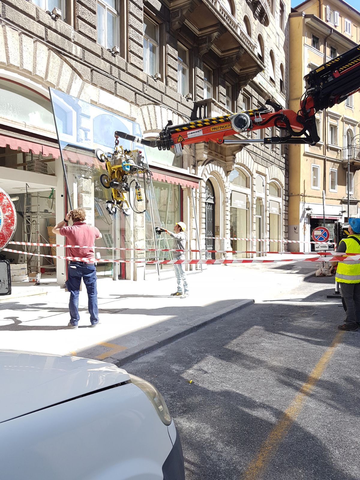 riparazione della vetrina di un negozio