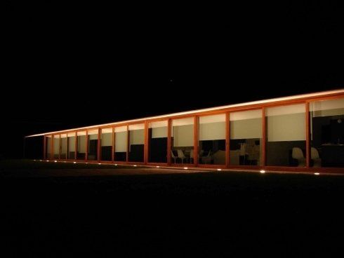 edificio ecosostenibile di notte