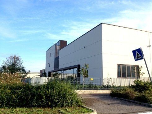 stabilimento con cortile e parcheggio esterno