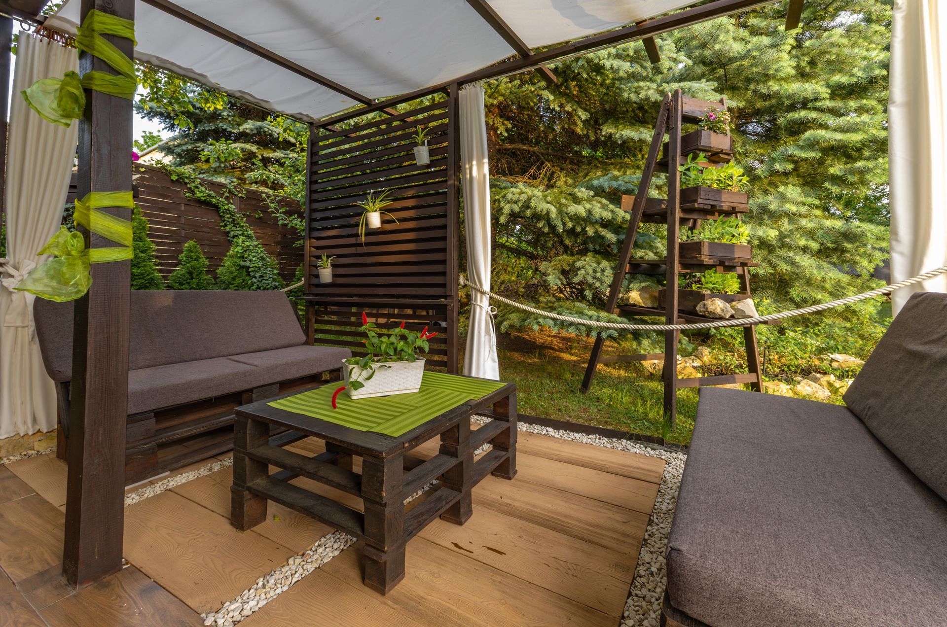 kaubaalustest aiamööbel