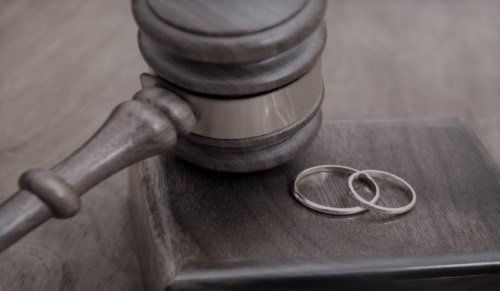 martello del giudice insieme a duefedi matrimoniali