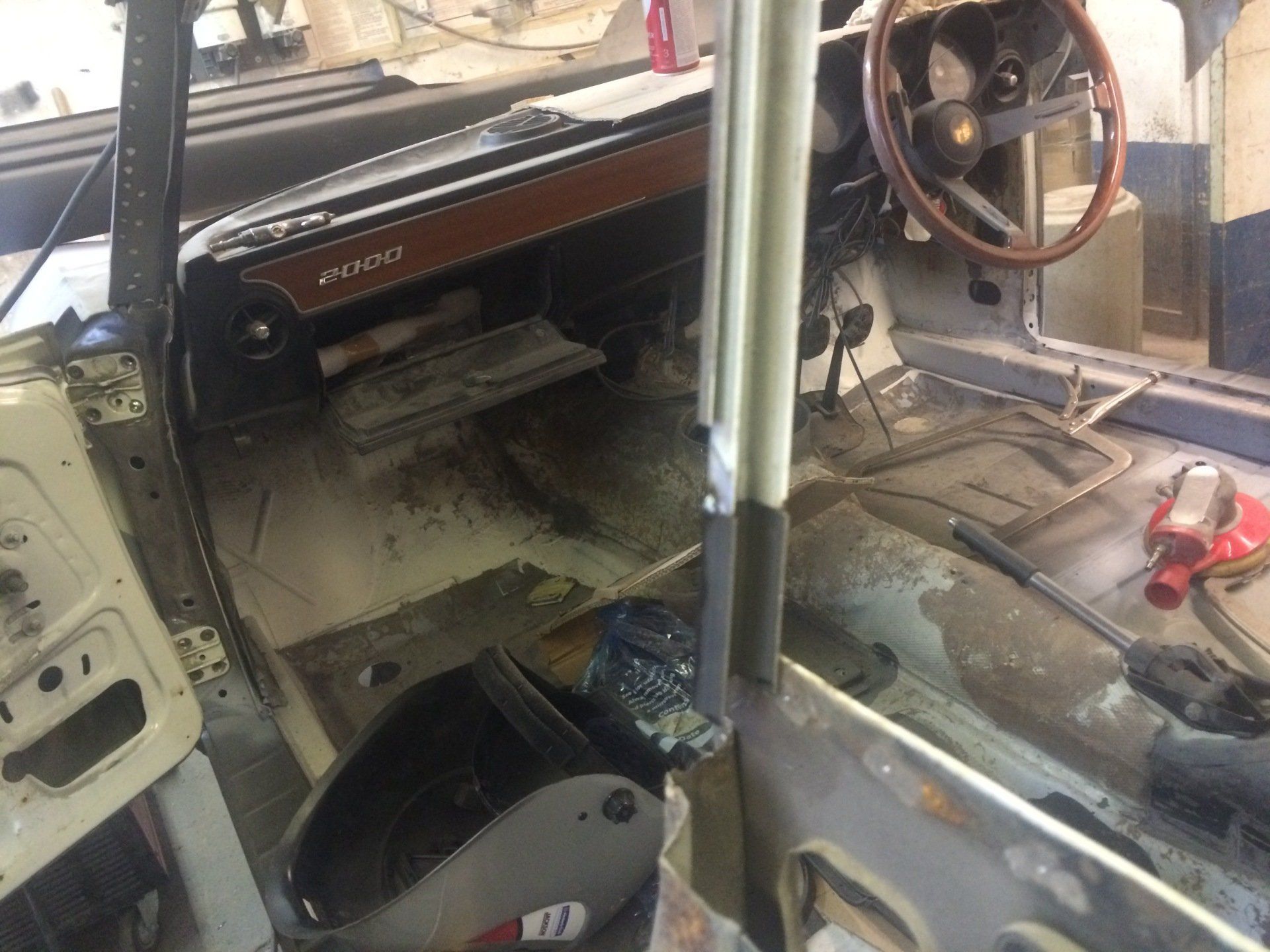 garage machines to repair a car