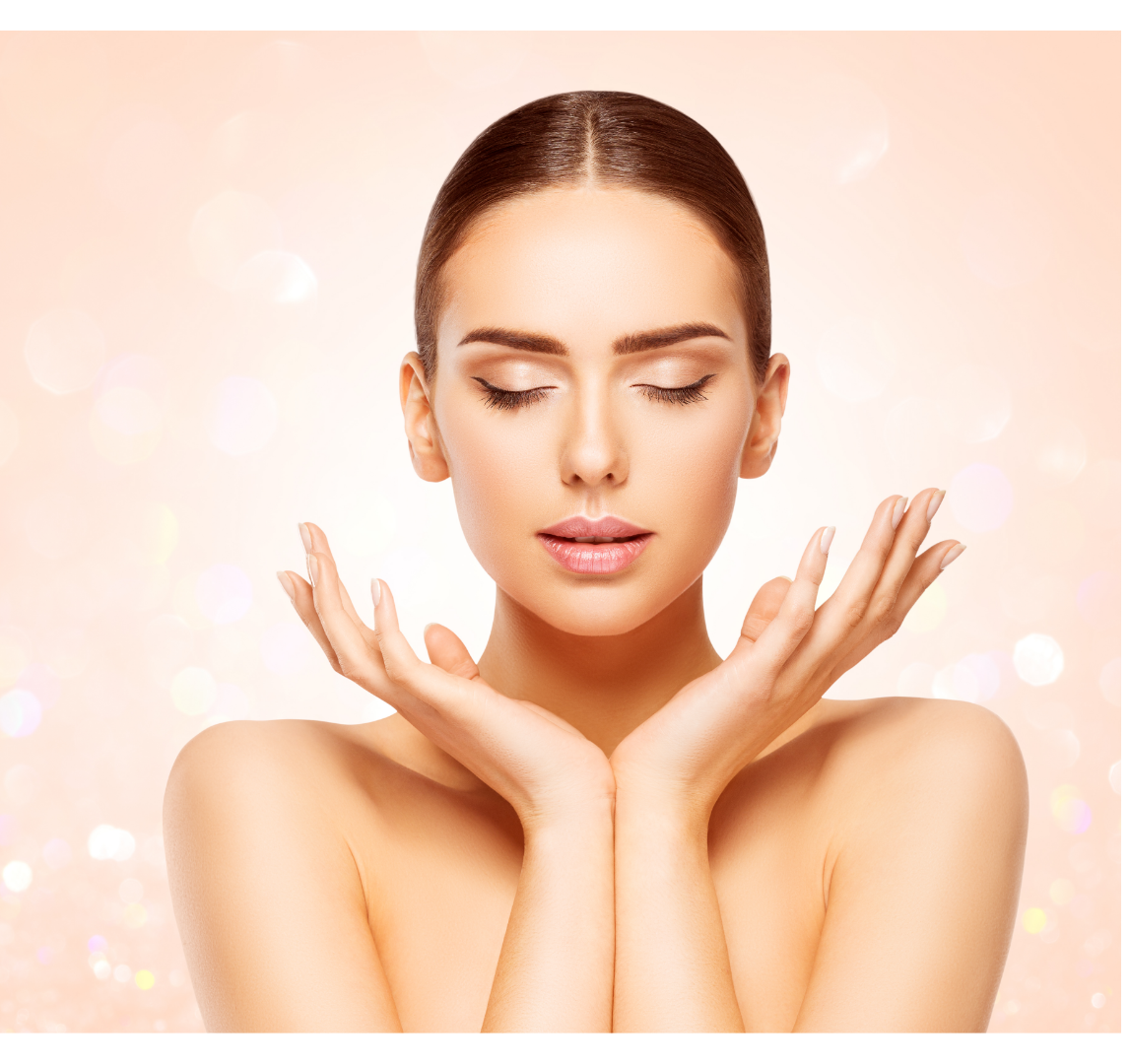 Frau mit Händen, die ihr Gesicht umrahmen, Augen geschlossen, auf einem weichen pfirsichfarbenen Hintergrund.