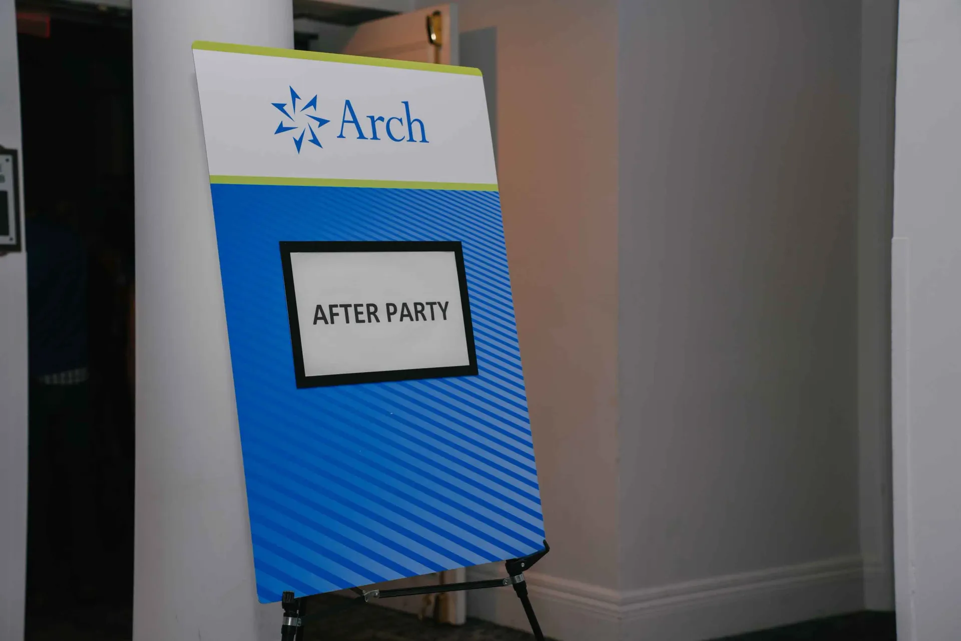 A blue and white sign that says arch on it