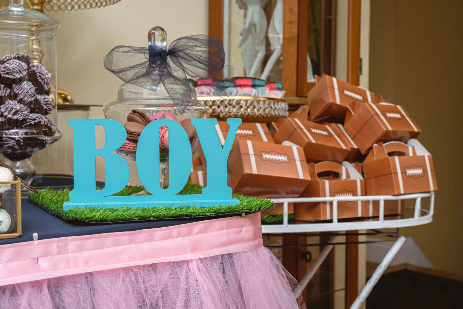 A table with a sign that says boy on it