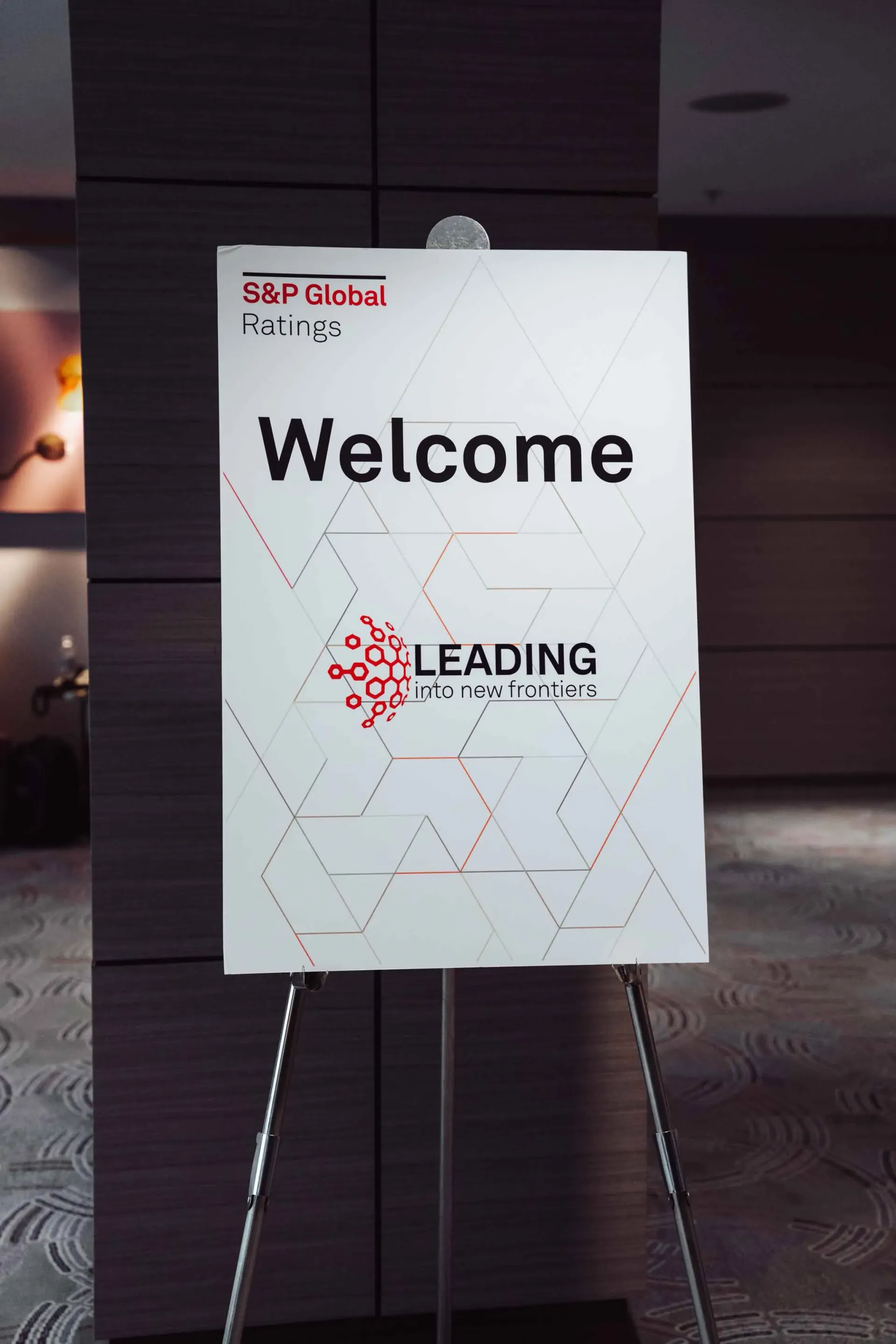 A welcome sign that says leading on it