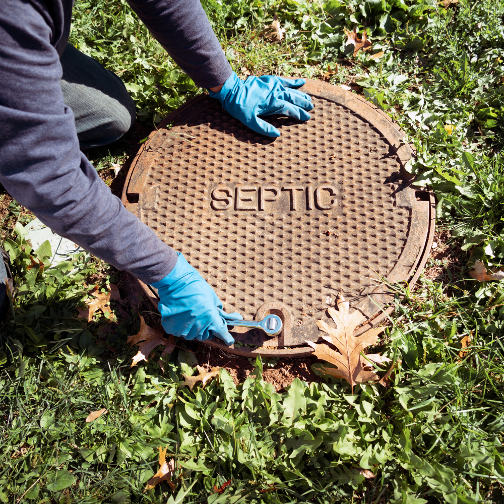 A manhole cover with the word septic on it
