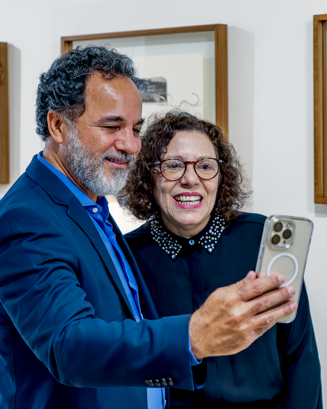 A exposição também traz a presença marcante de Itabira, incorporando partículas de minério de ferro 
