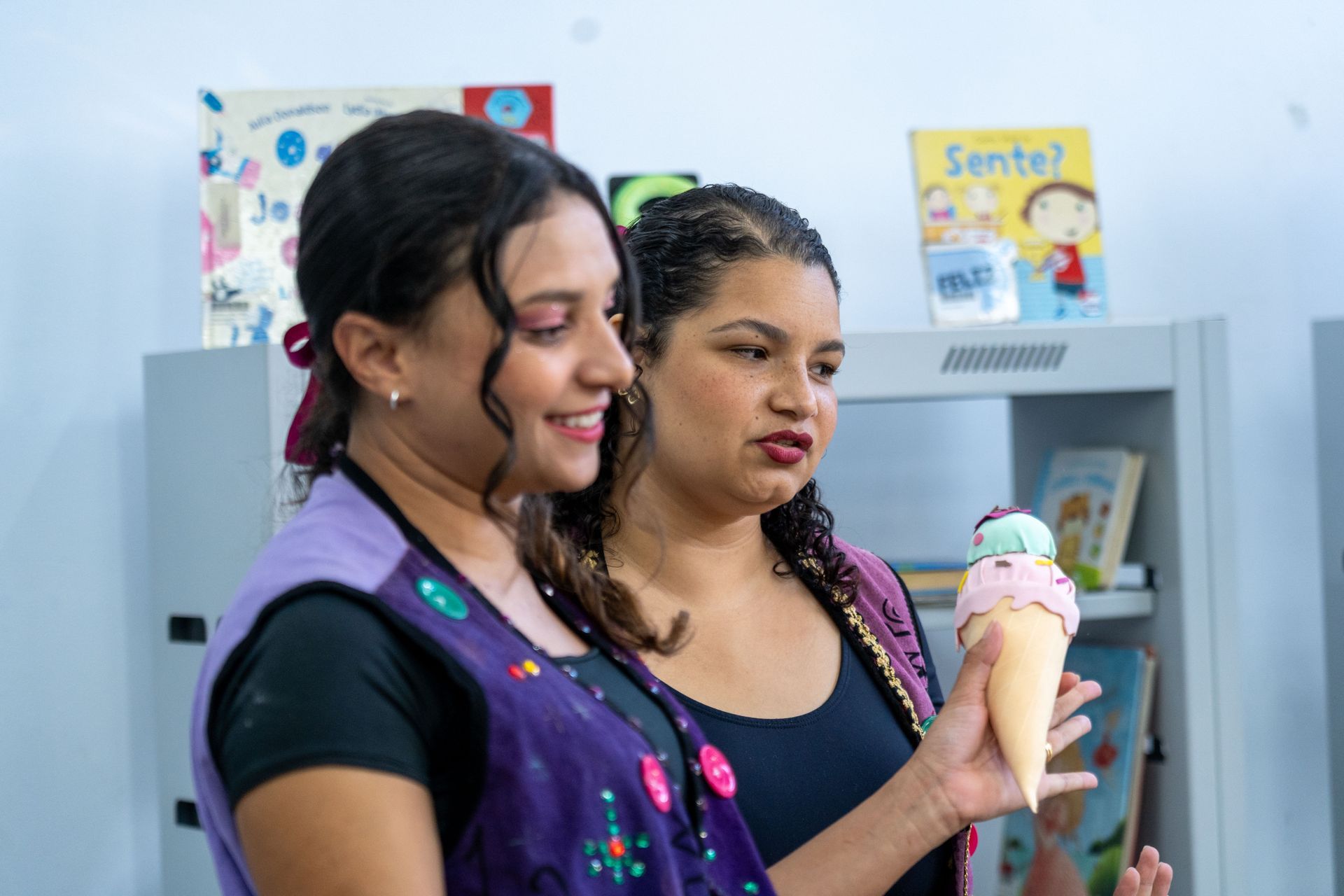 A contação de histórias com as “Pipoquinhas” transformou o espaço em um encontro cheio de imaginação