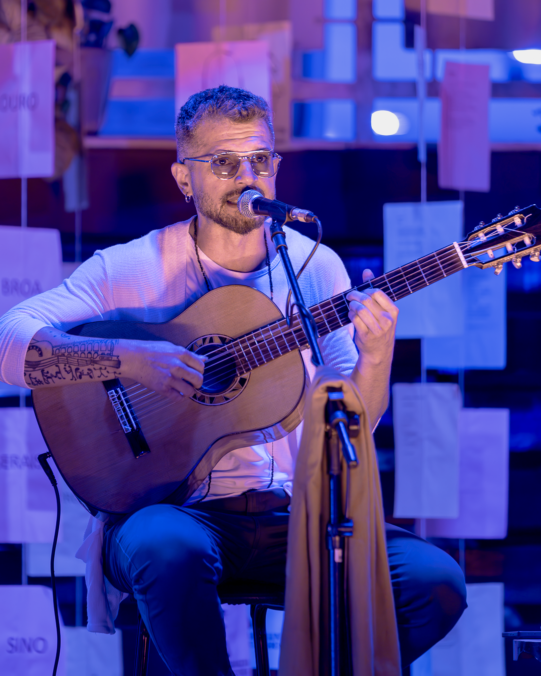 ? Poesia, samba e muita energia boa! ?
A 3ª edição do ano do Sarau Literomusical rolou na última