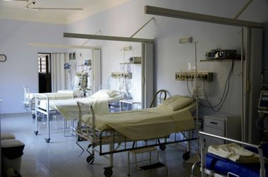 A hospital room with a lot of empty beds