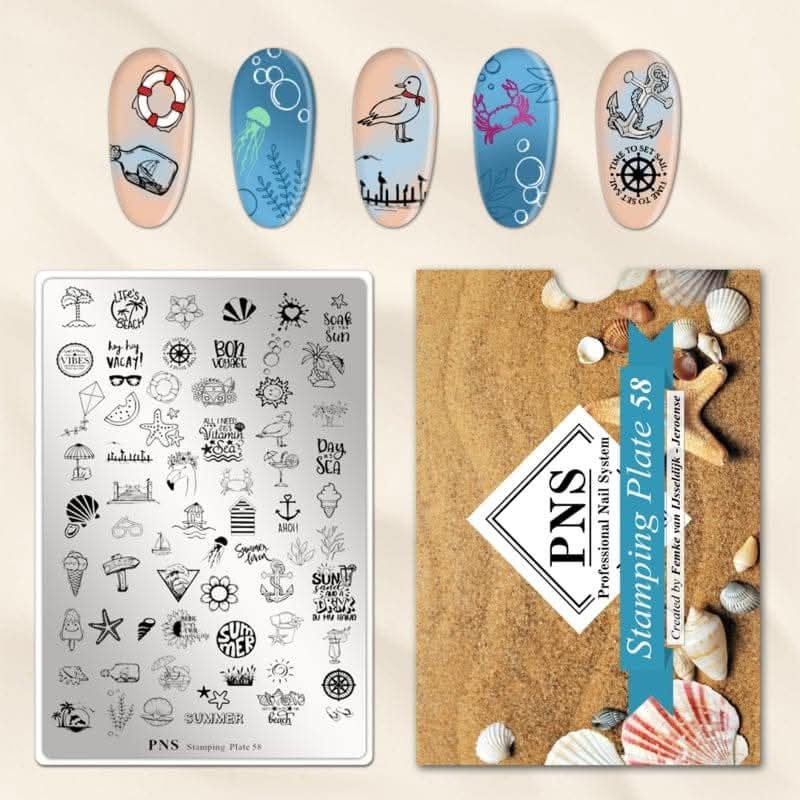 Een rechthoekig nagelstempelplaatje met zomerse oceaanmotieven, waarop vijf voorbeelden van nail art te zien zijn op een zandkleurige achtergrond.