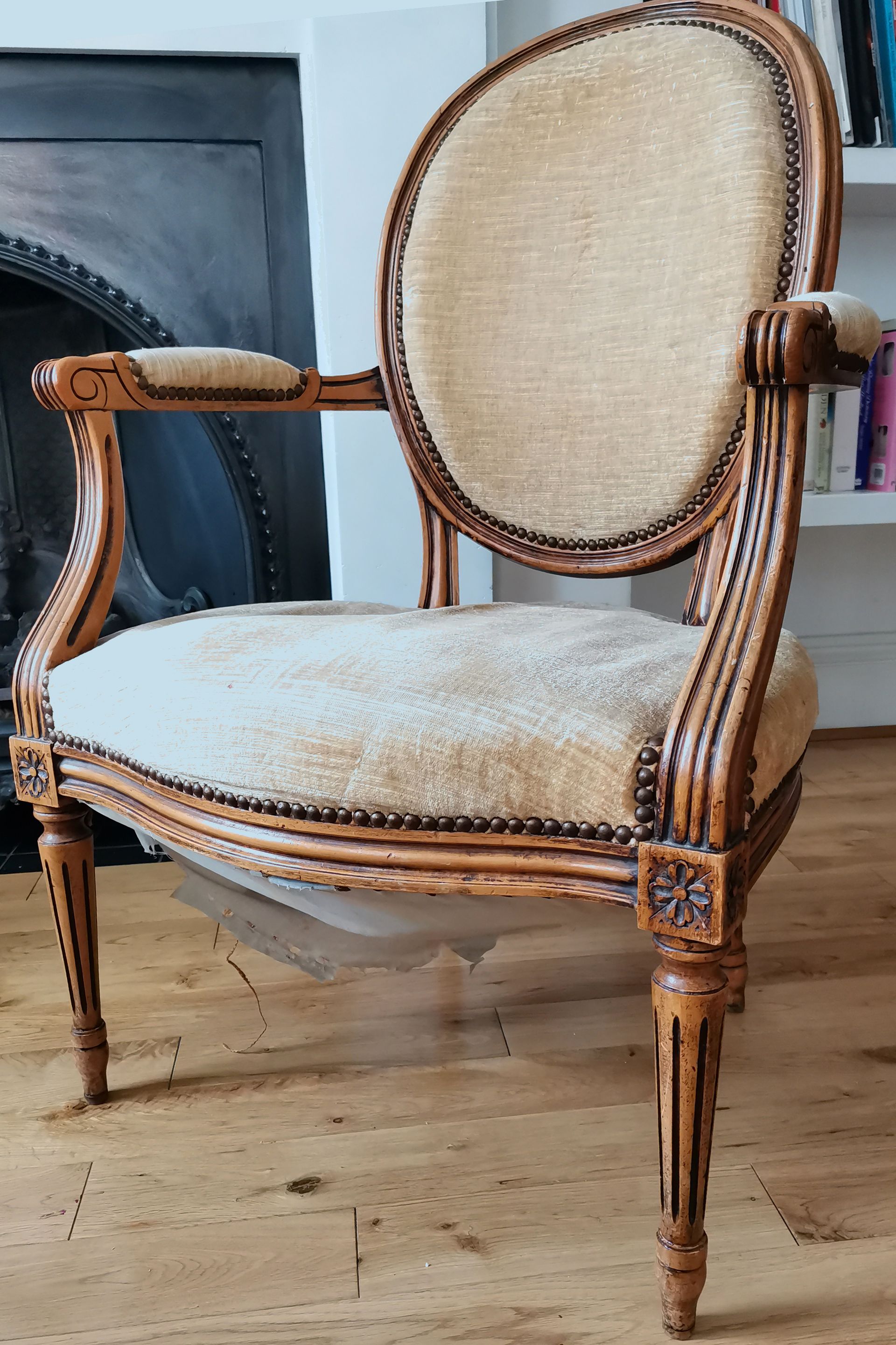 Tired french style carver chair