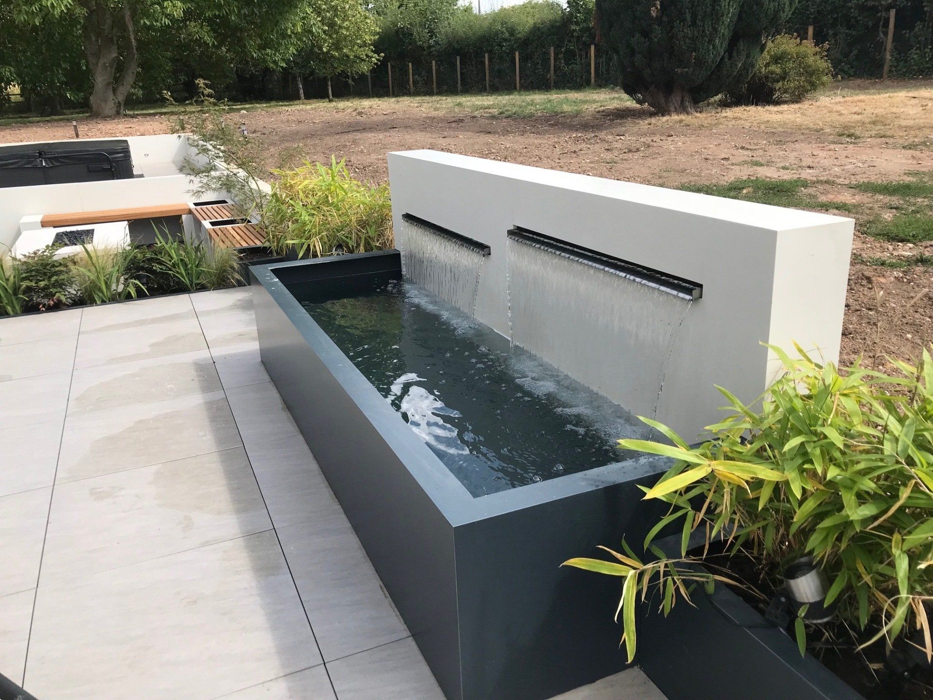 contemporary-water-feature-iblade