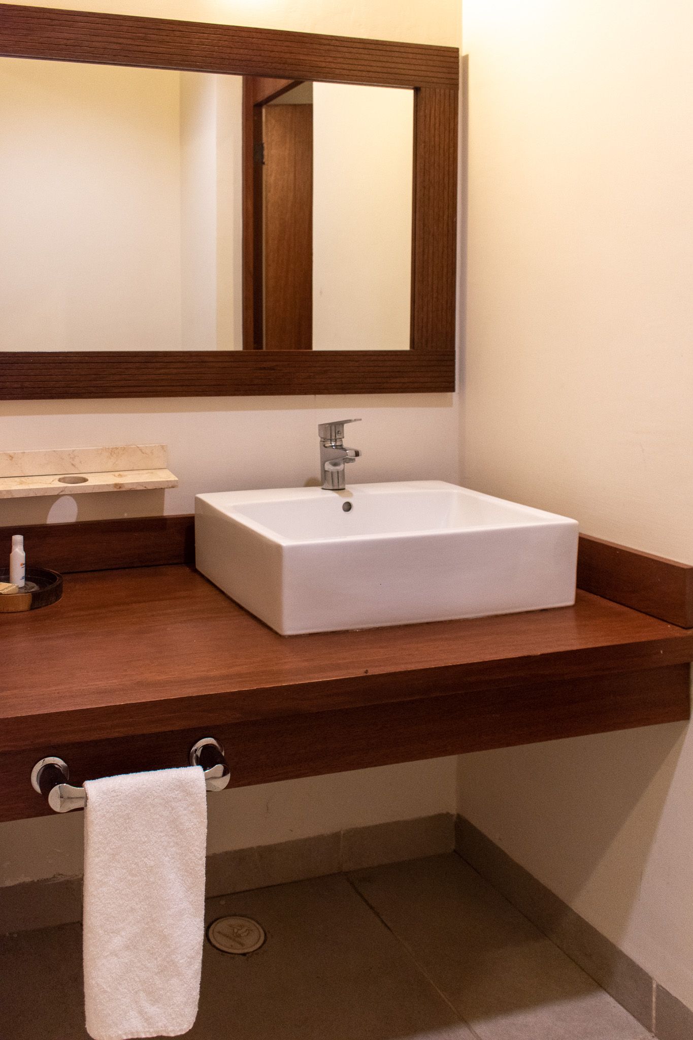 Un baño con lavabo y espejo.