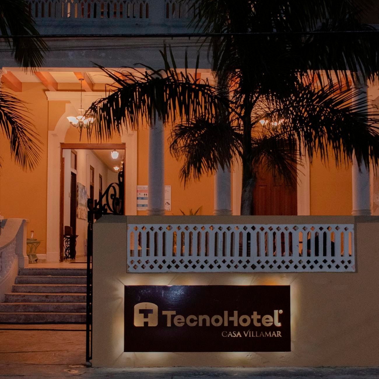 Un gran edificio con un cartel que dice tecnohotel.