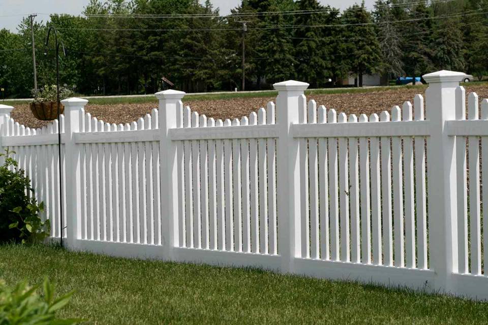 7 Questions People Ask About Vinyl Fencing in Monmouth County, New Jersey