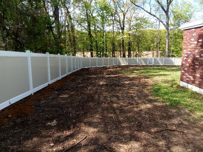 backyard vinyl fence installation - fencing by excellence