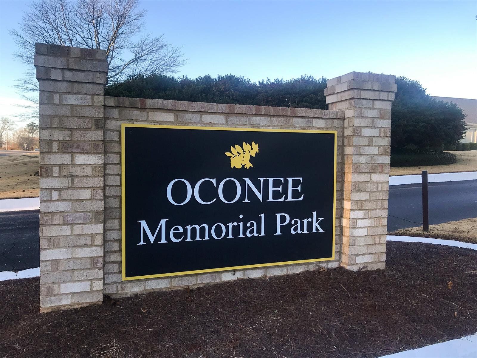 A sign that says oconee memorial park on it