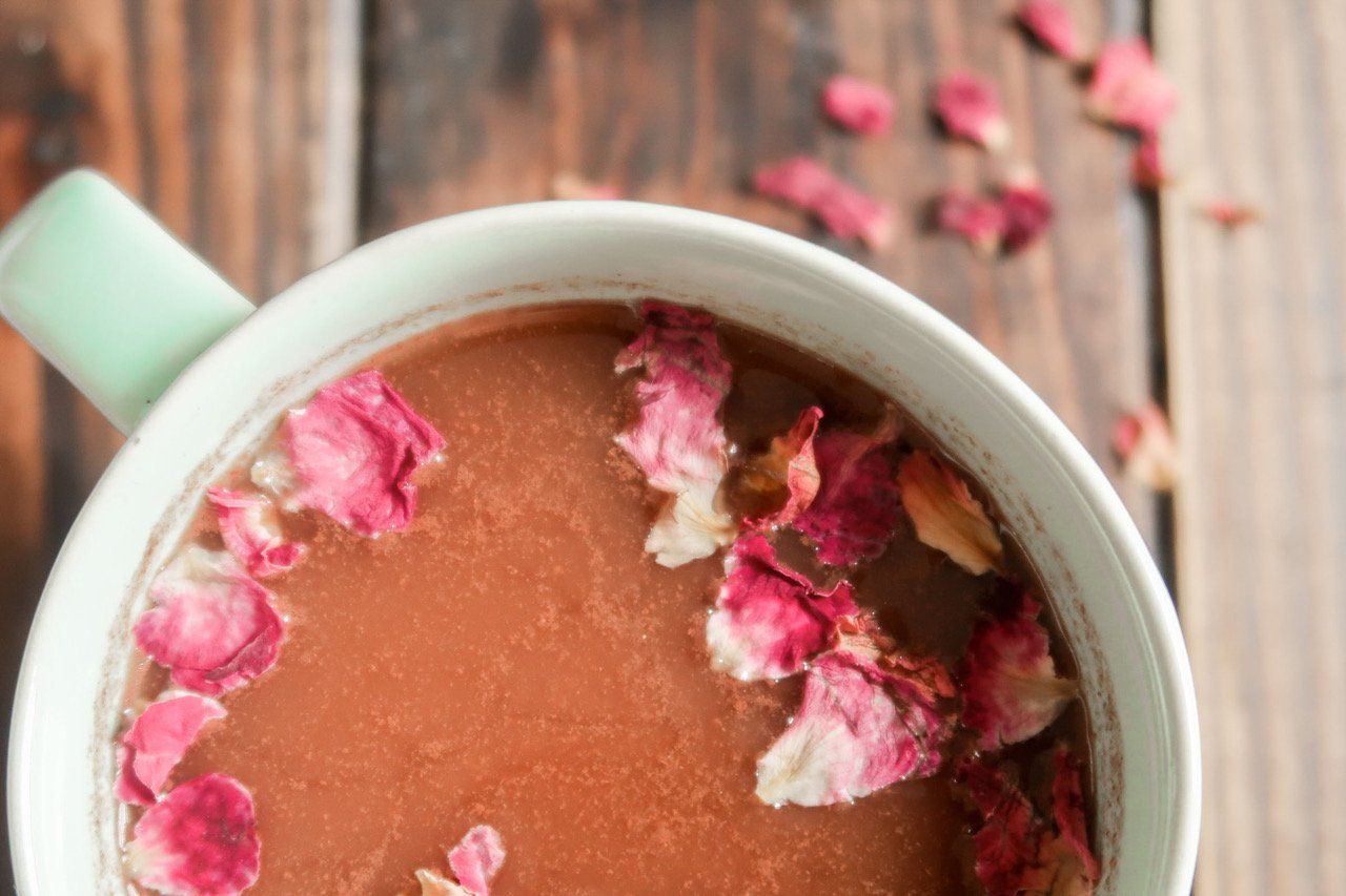 Kakao Tasse mit Rosenblätter