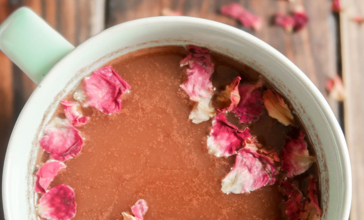 Kakao Tasse mit Rosenblätter