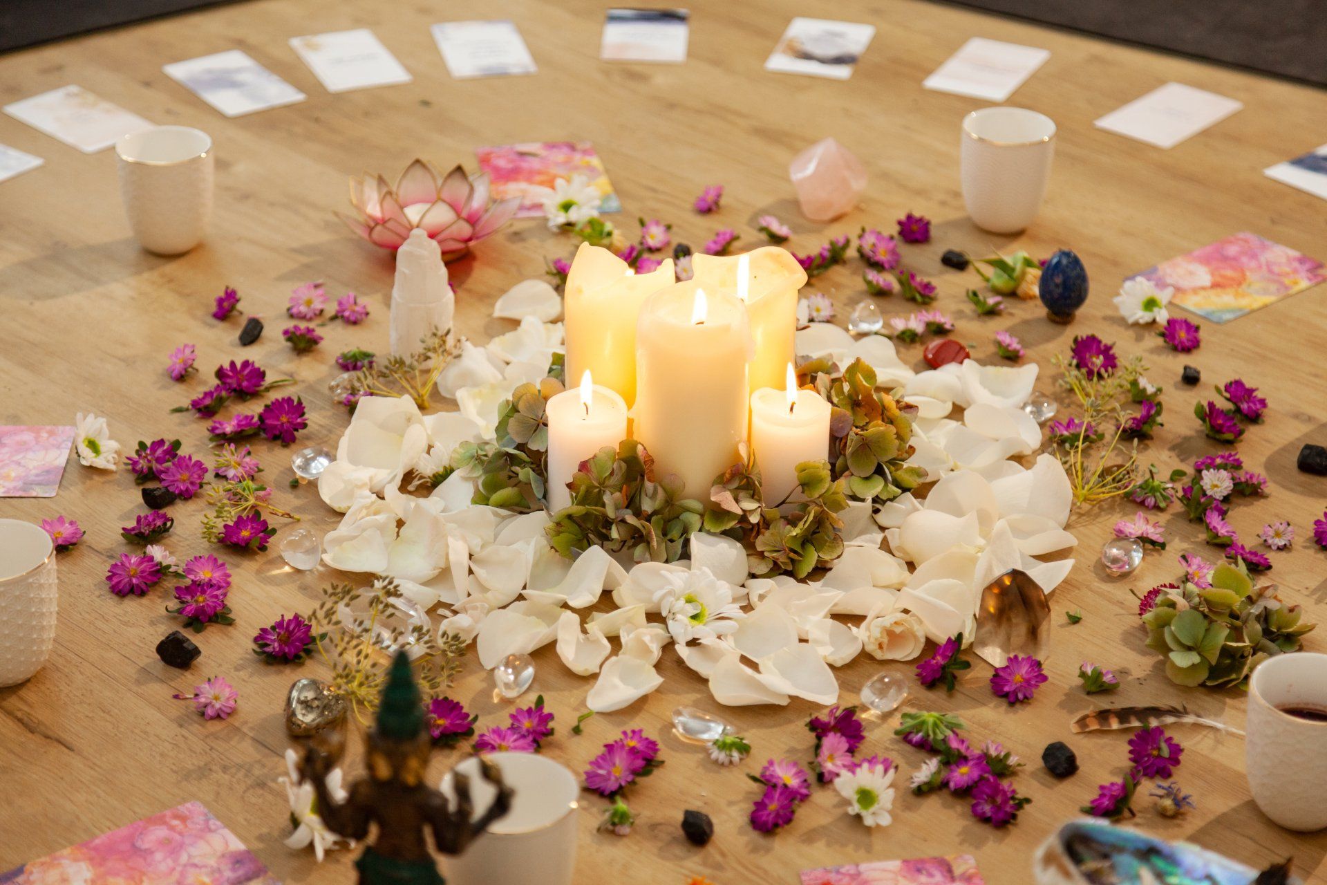 Alter für Kakao Zeremonie mit Blüten 