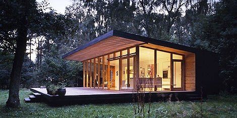 Een klein huisje midden in een bos