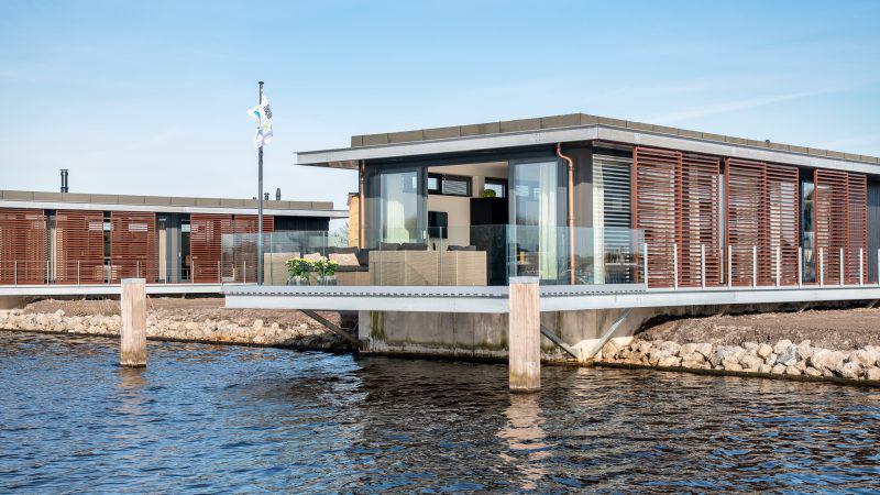 Een drijvend huis staat op een watermassa.