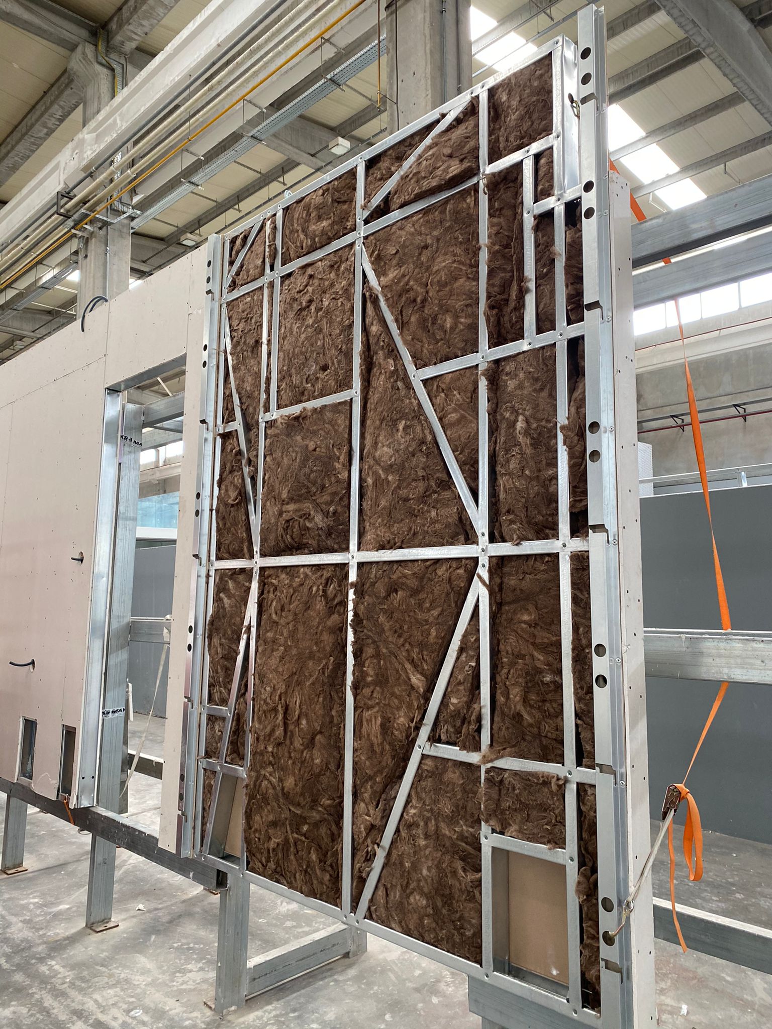 Een groot stuk hout ligt op een metalen frame.