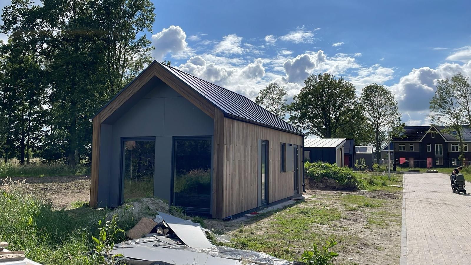 Een klein huisje staat midden in een veld.