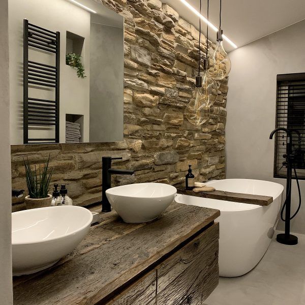 Een badkamer met twee wastafels en een ligbad