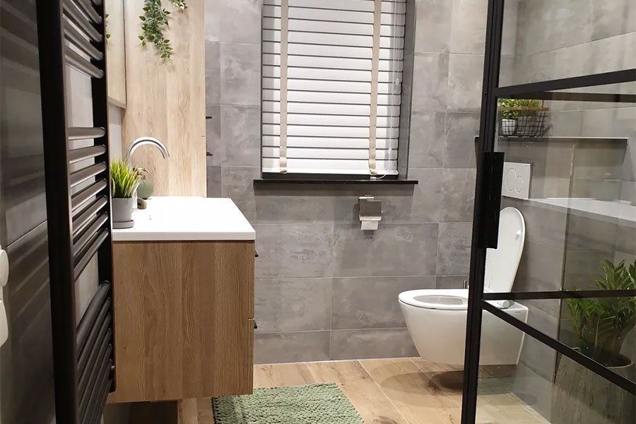 Een badkamer met toilet, wastafel en raam.