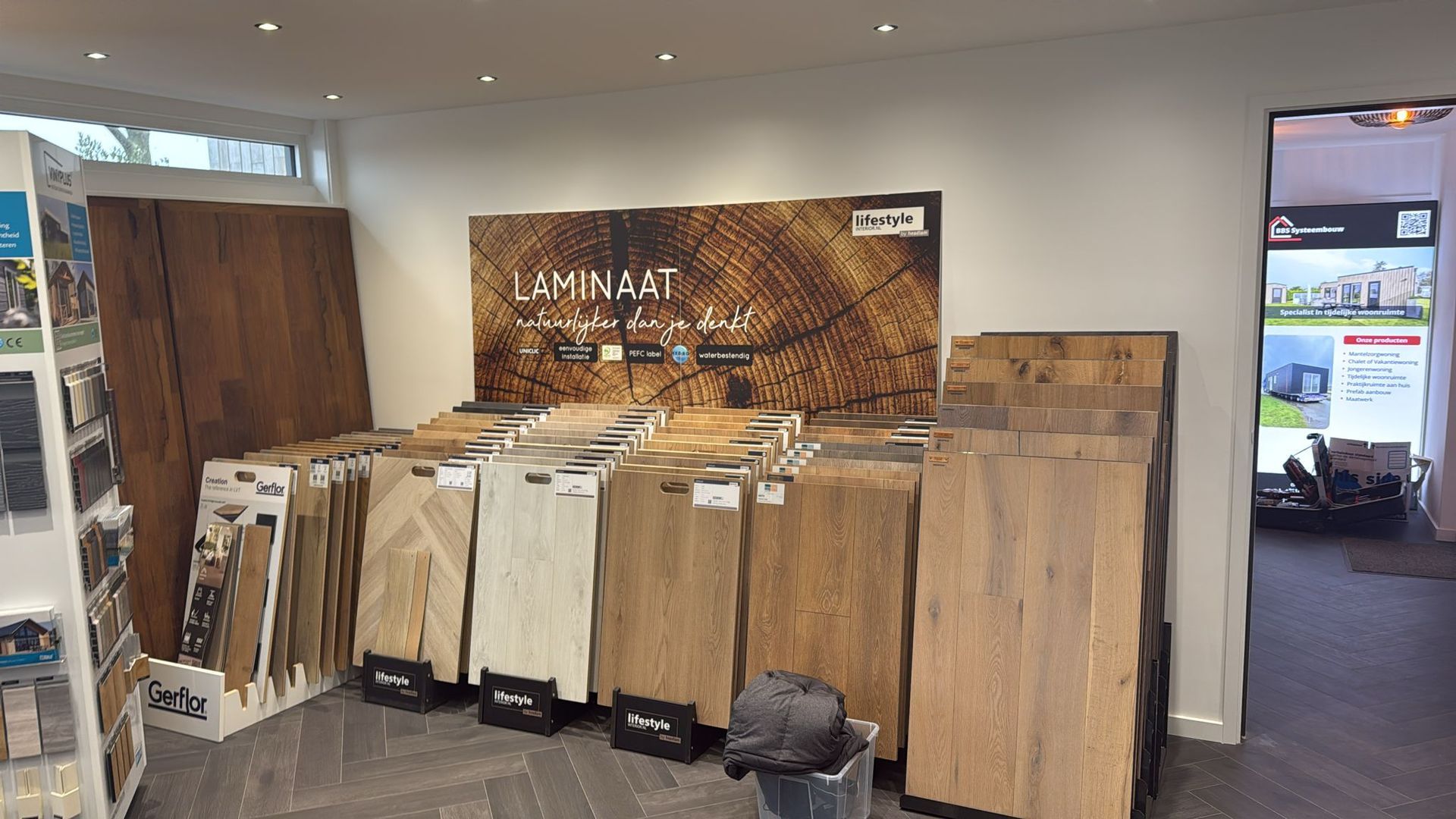 Een showroom vol houten vloeren en tegels.