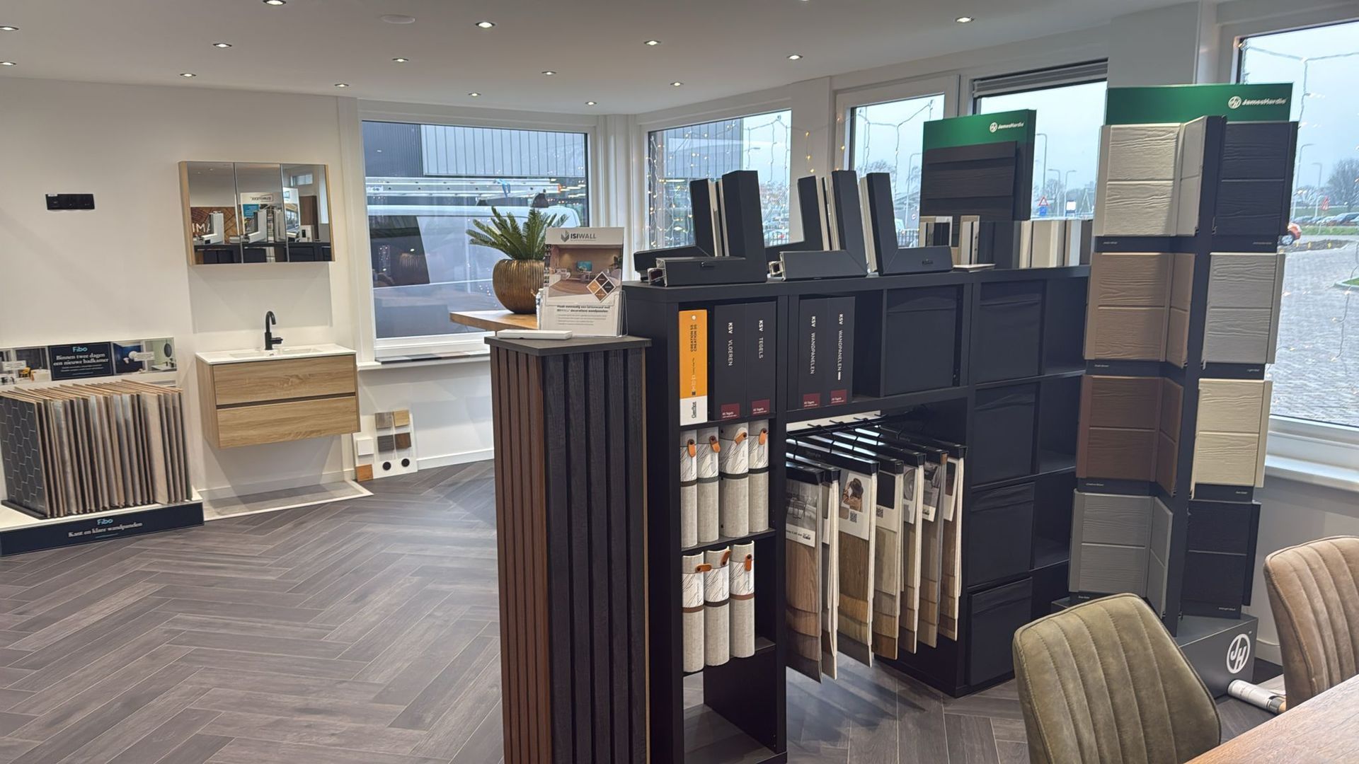 Een kamer met veel planken en een tafel.