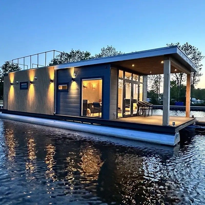 Een woonboot drijft op een watermassa