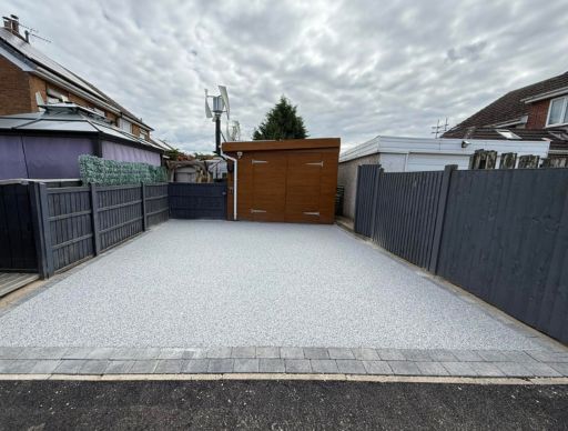 Cross-section of a white window frame with glass panes, highlighting seals and construction details.