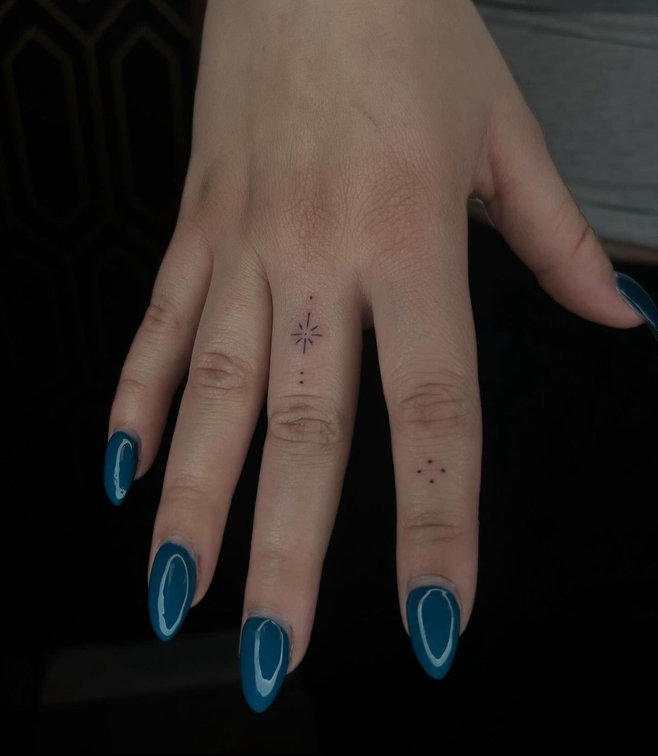 Paulina Ferreira fine line tattoo finger