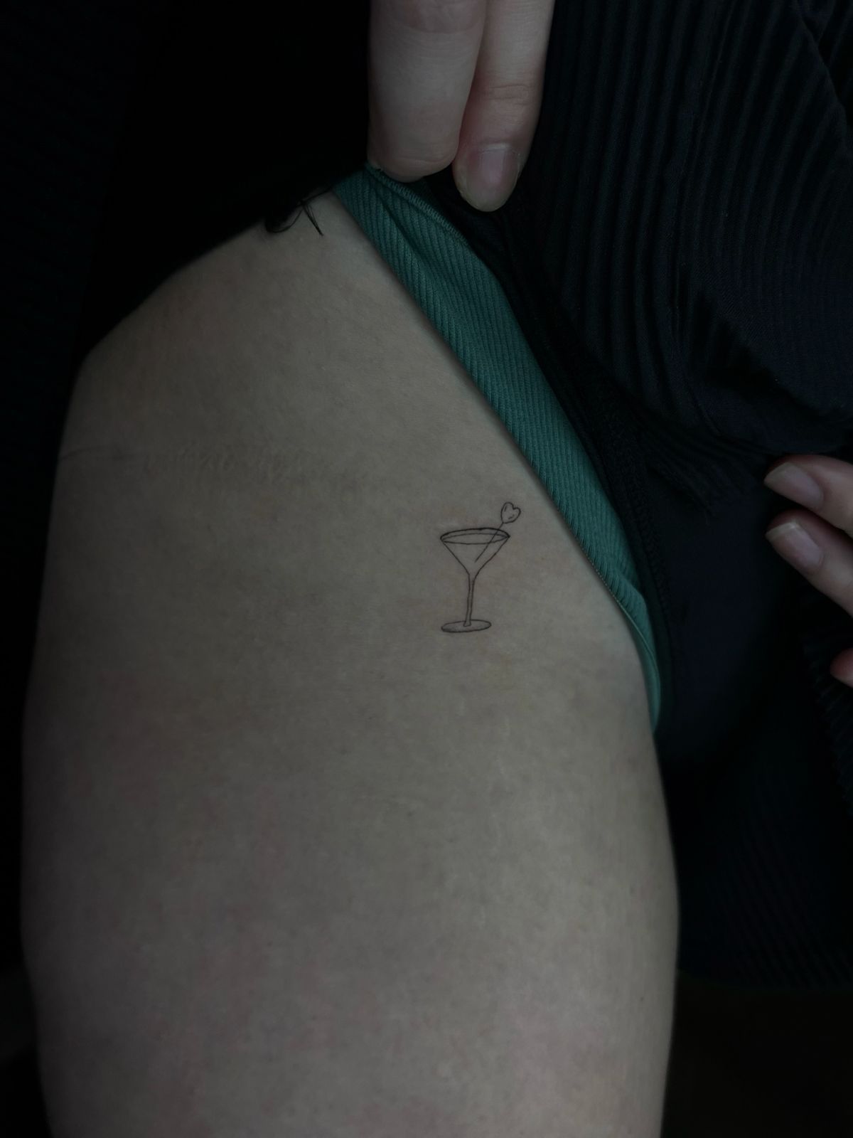 Paulina Ferreira fine line tattoo hip