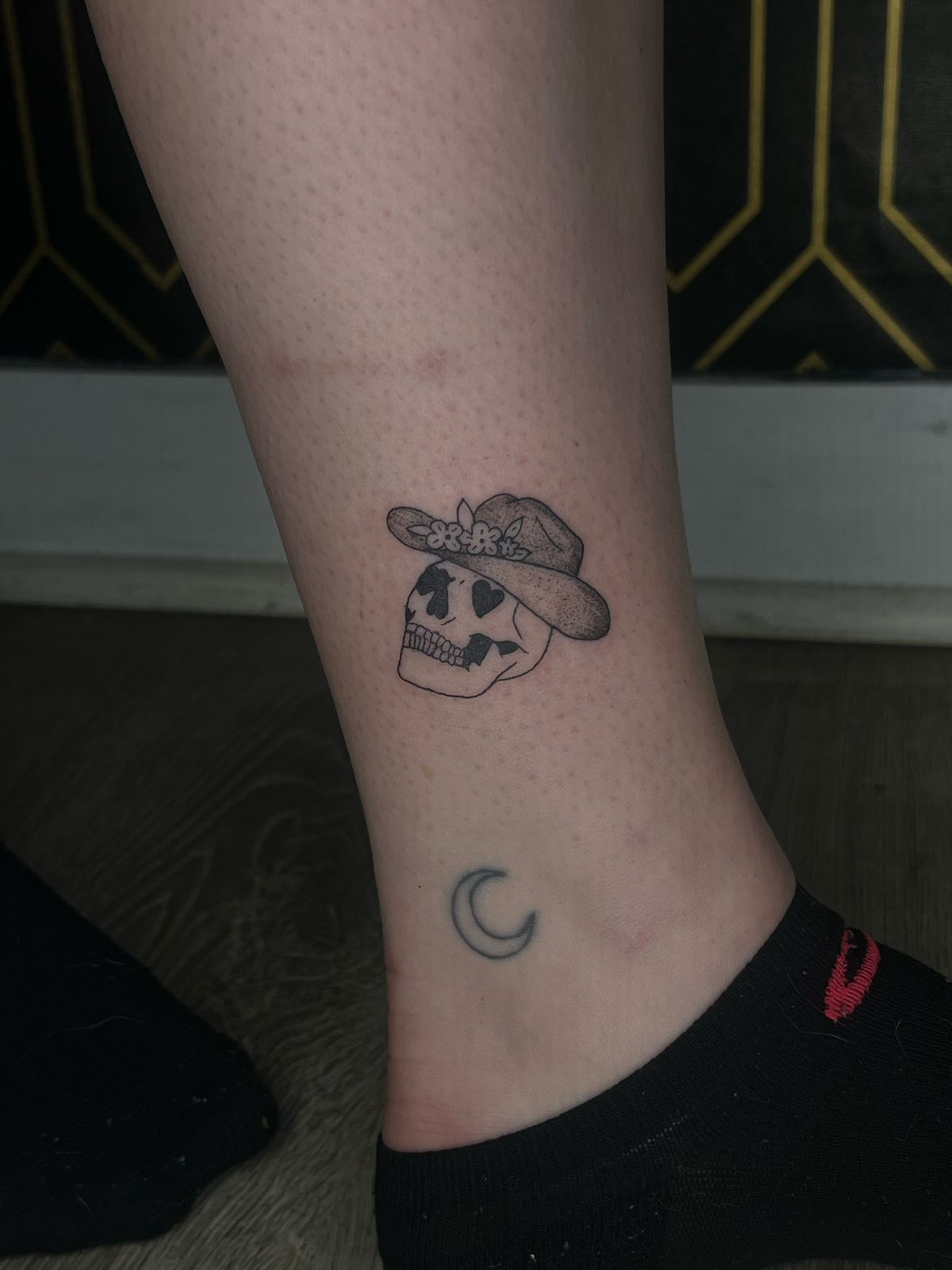 Paulina Ferreira fine line tattoo leg