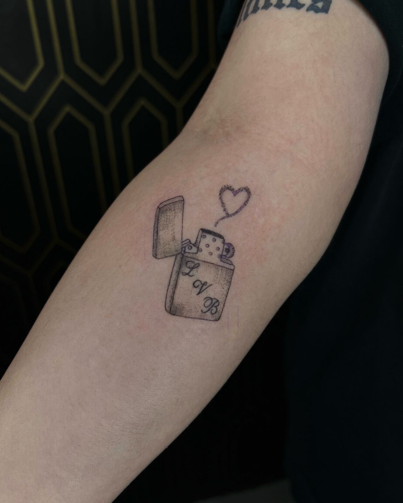 Paulina Ferreira fine line tattoo lighter