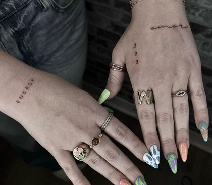 Paulina Ferreira fine line tattoo hand