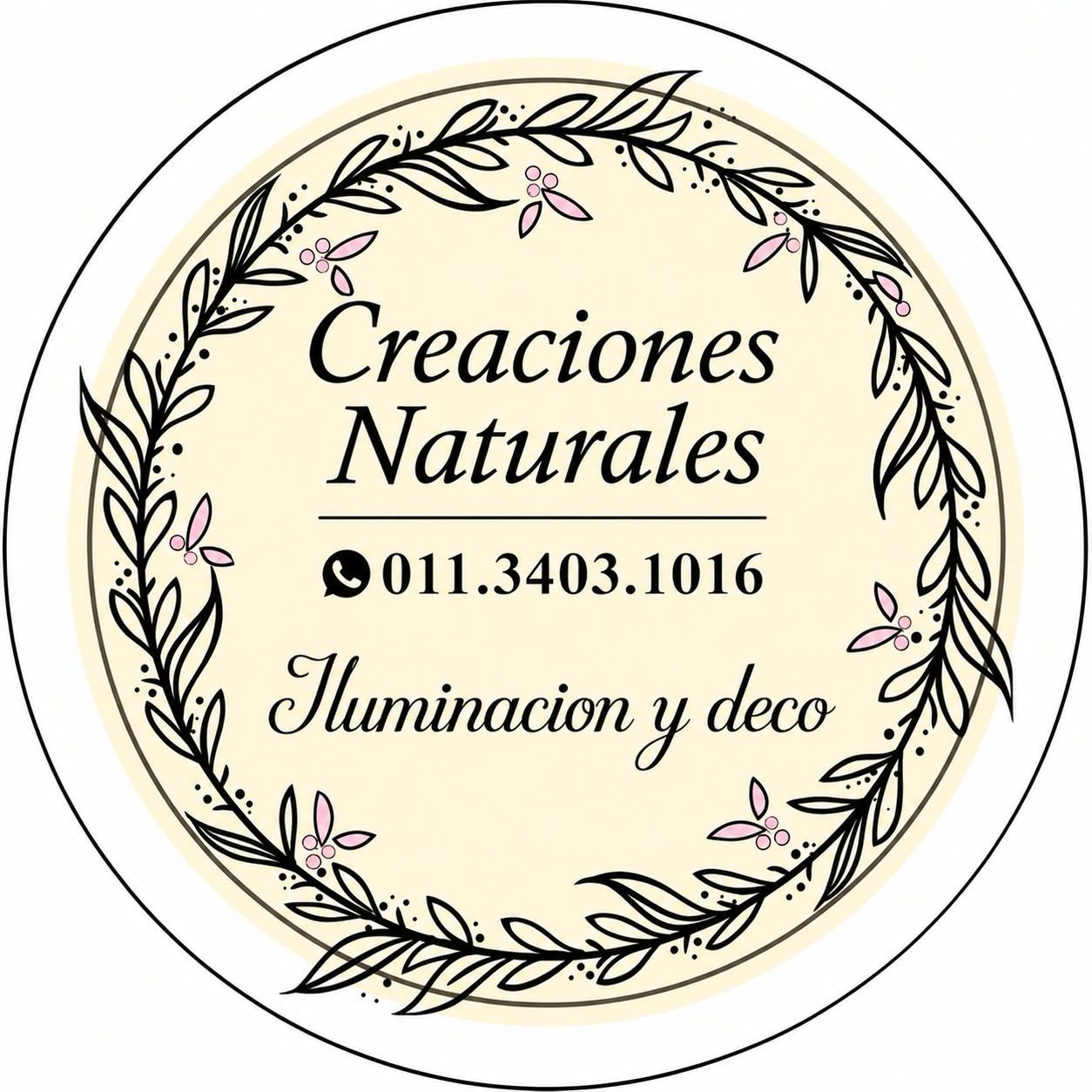 Logo circular beige de “Creaciones Naturales”, con corona floral y texto “Iluminación y deco”.